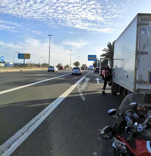 Efectivos de la Policía Canaria, ayer en un control en la GC-1 (Foto TA)